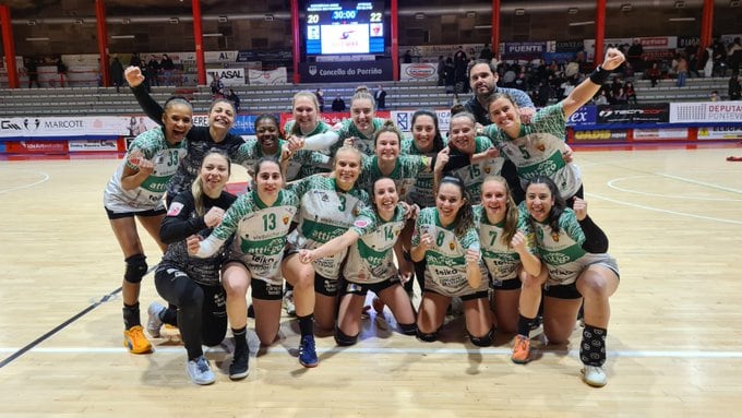 Las jugadoras del Elche Atticgo celebran su victoria en la pista del Porriño