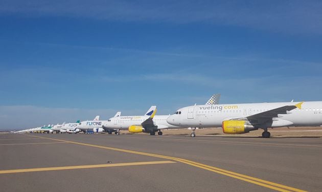 Imagen de un grupo de aviones de la compañía Vueling en el aparcamiento del aeropuerto