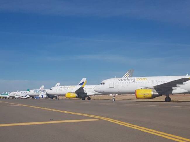 Imagen de un grupo de aviones de la compañía Vueling en el aparcamiento del aeropuerto