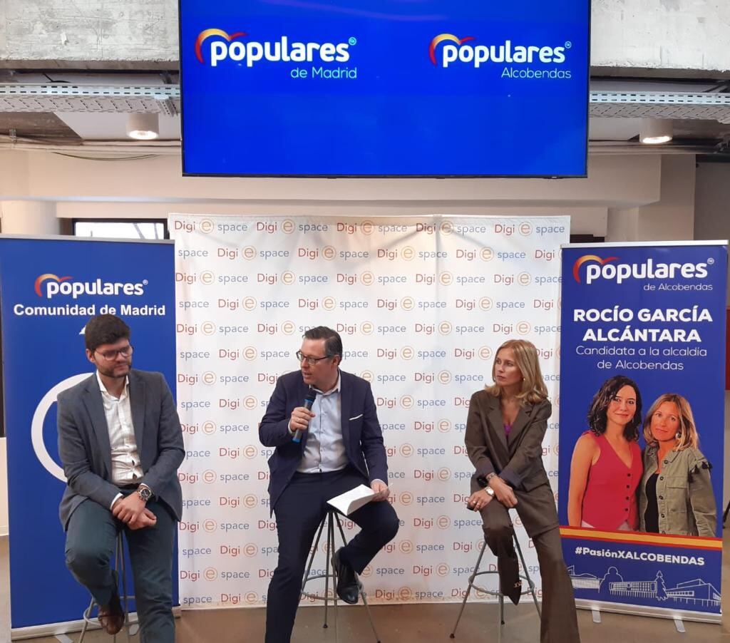 Alfonso Serrano, secretario general del PP en Madrid, junto con la portavoz del PP de Alcobendas, Rocío García, en la presentación del Indice Autonómico de Competitividad Fiscal.