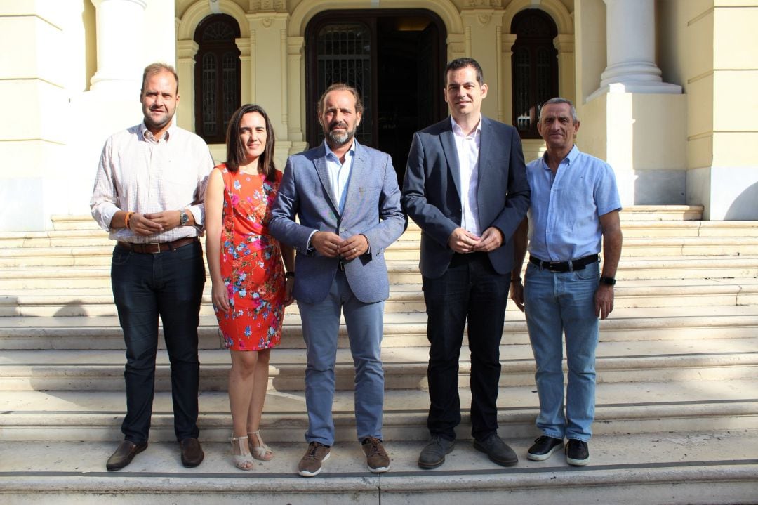 El portavoz de Ciudadanos, Juan Cassá, en el centro de la imagen, acompañado de su equipo en la Casona del Parque