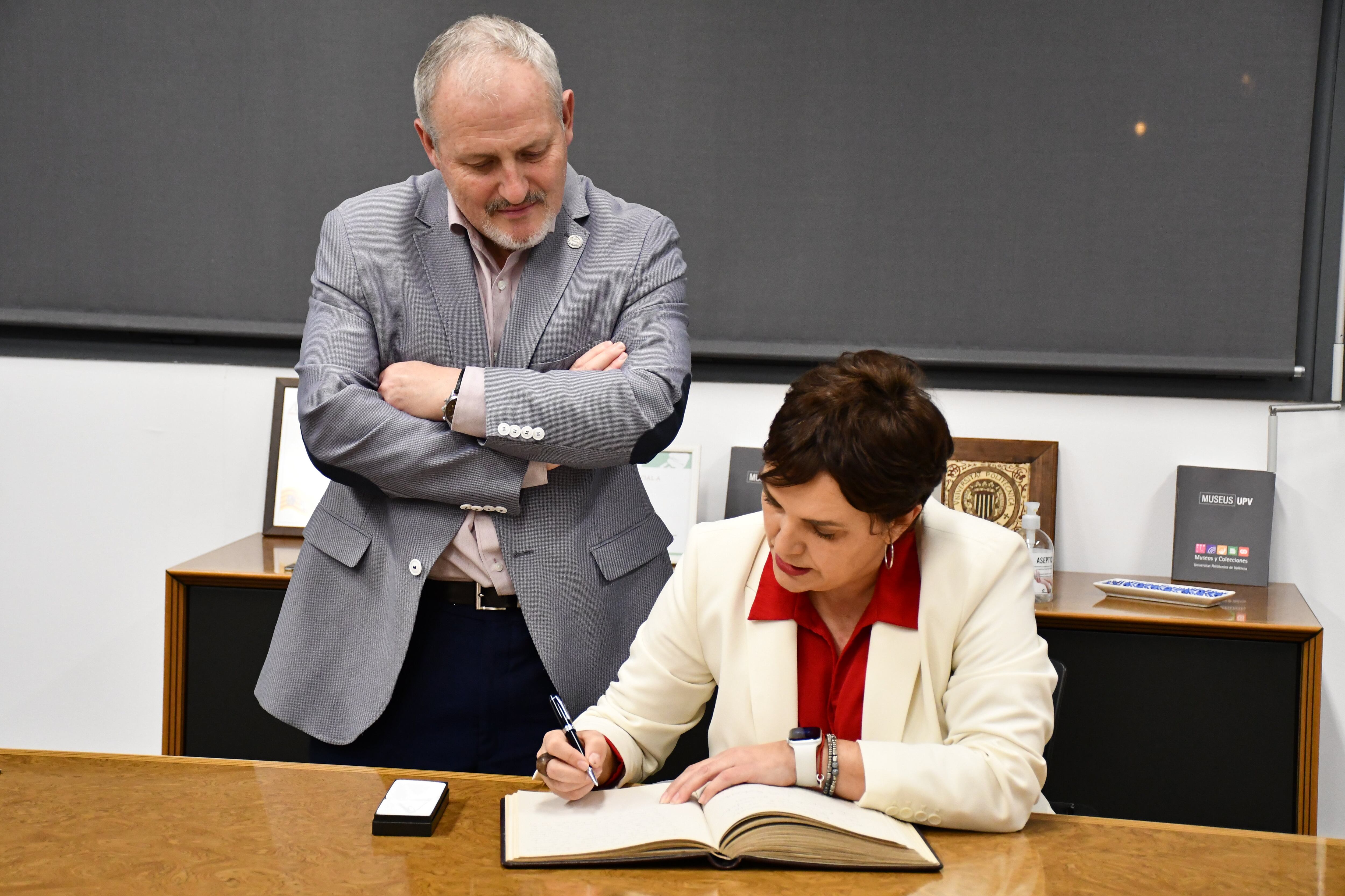 Pau Bernabeu junto a Patricia Blanquer