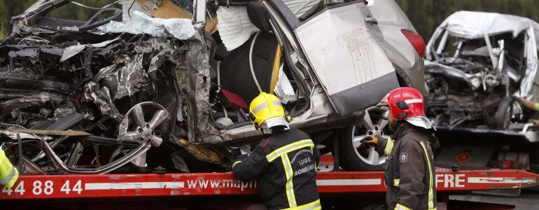 Bomberos de Lugo retiran los restos de los vehículos siniestrados en un accidente en la A-6.