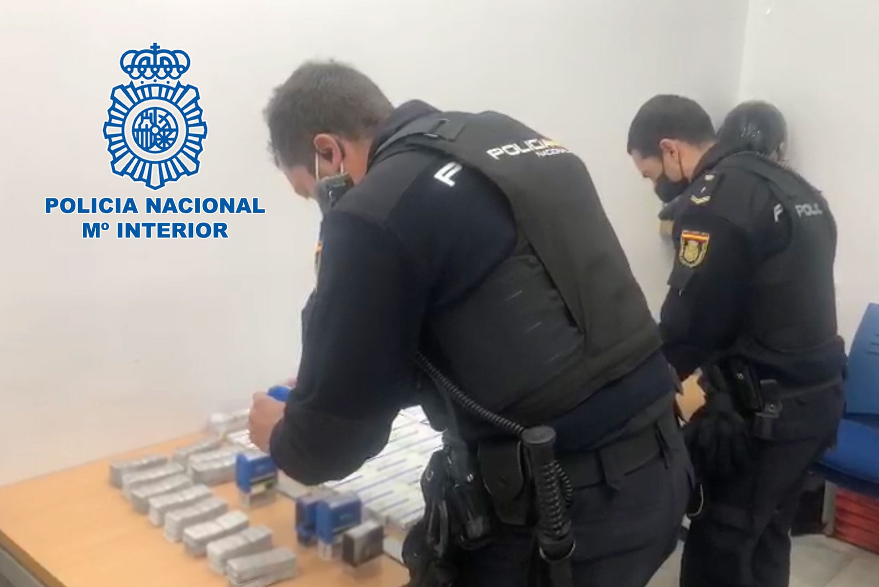 Miembros de la Policía Nacional con los medicamentos y los sellos médicos incautados
