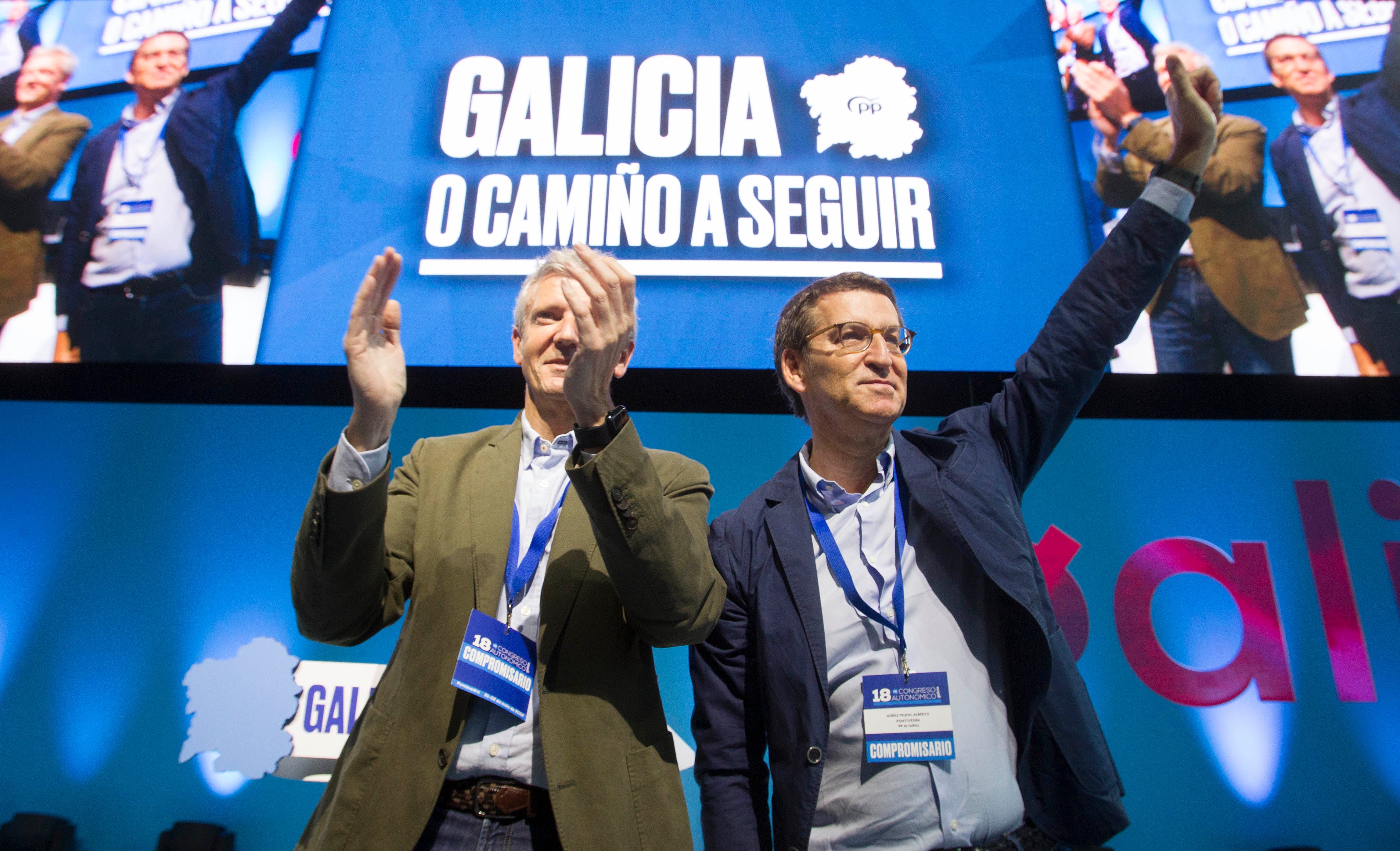 PONTEVEDRA, 22/05/2022.- El presidente del Partido Popular, Alberto Núñez Feijóo (d), junto al próximo líder del partido en Galicia, Alfonso Rueda (i), durante el 18 Congreso del PPdeG celebrado este domingo en Pontevedra. EFE/Salvador Sas
