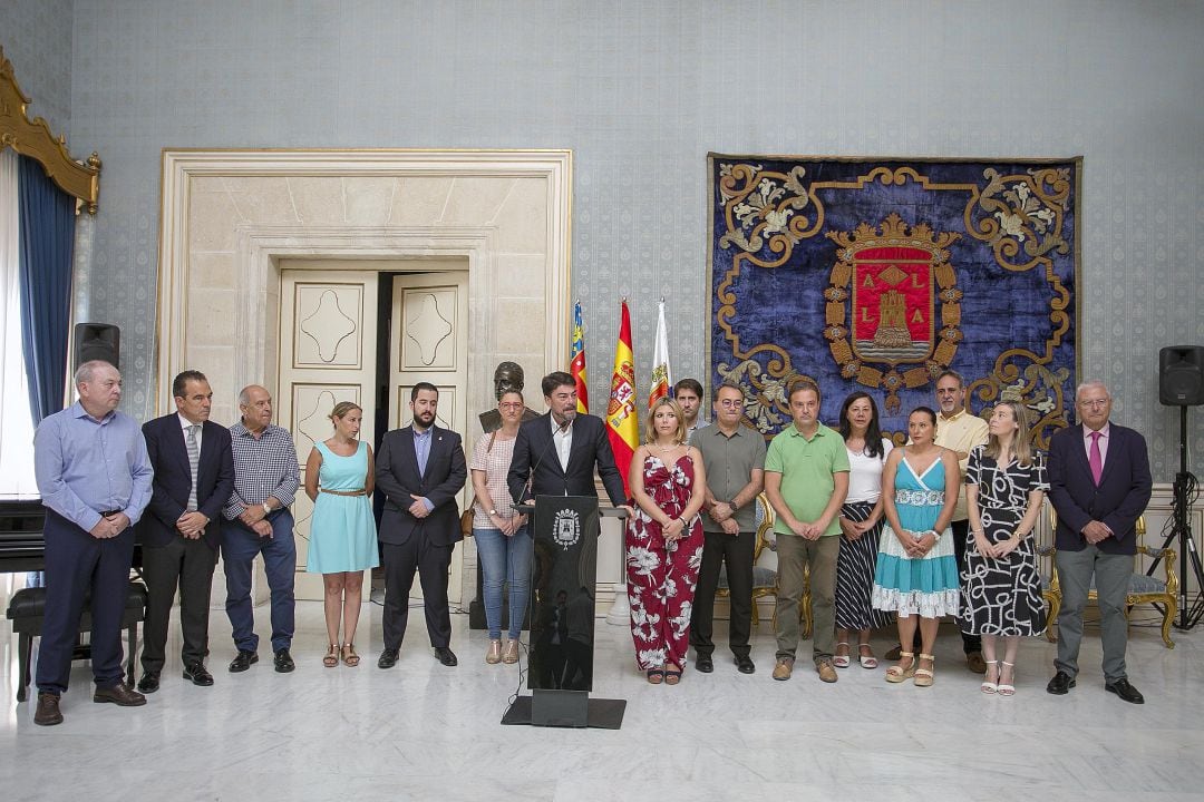 El alcalde, Luis Barcala, (c) en la conmemoración de los 529 años de Alicante  como ciudad, junto al resto de la corporación municipal.