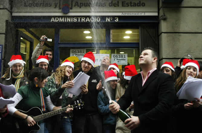 Es común que los premiados se acerquen a la administración que les vendió el décimo para festejar