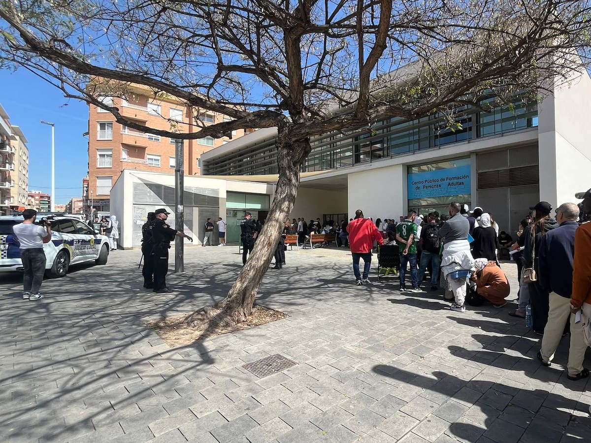 Saturación y caos en la OMAC de Carrús con colas de más de 12 horas para obtener el certificado de vulnerabilidad