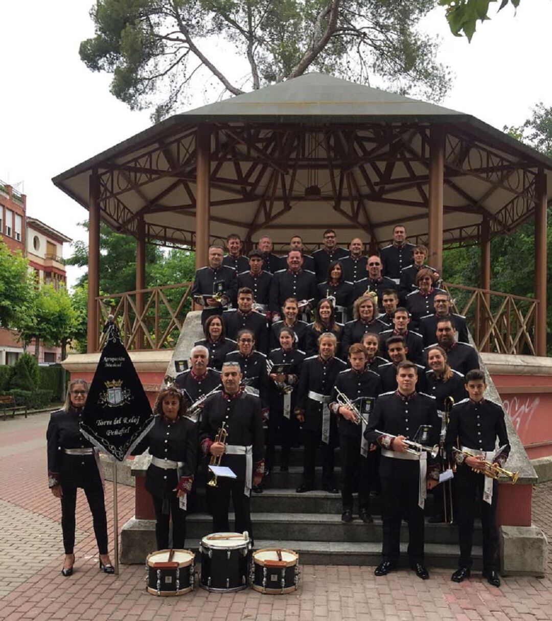 Miembros de la agrupación en el parque de la Judería