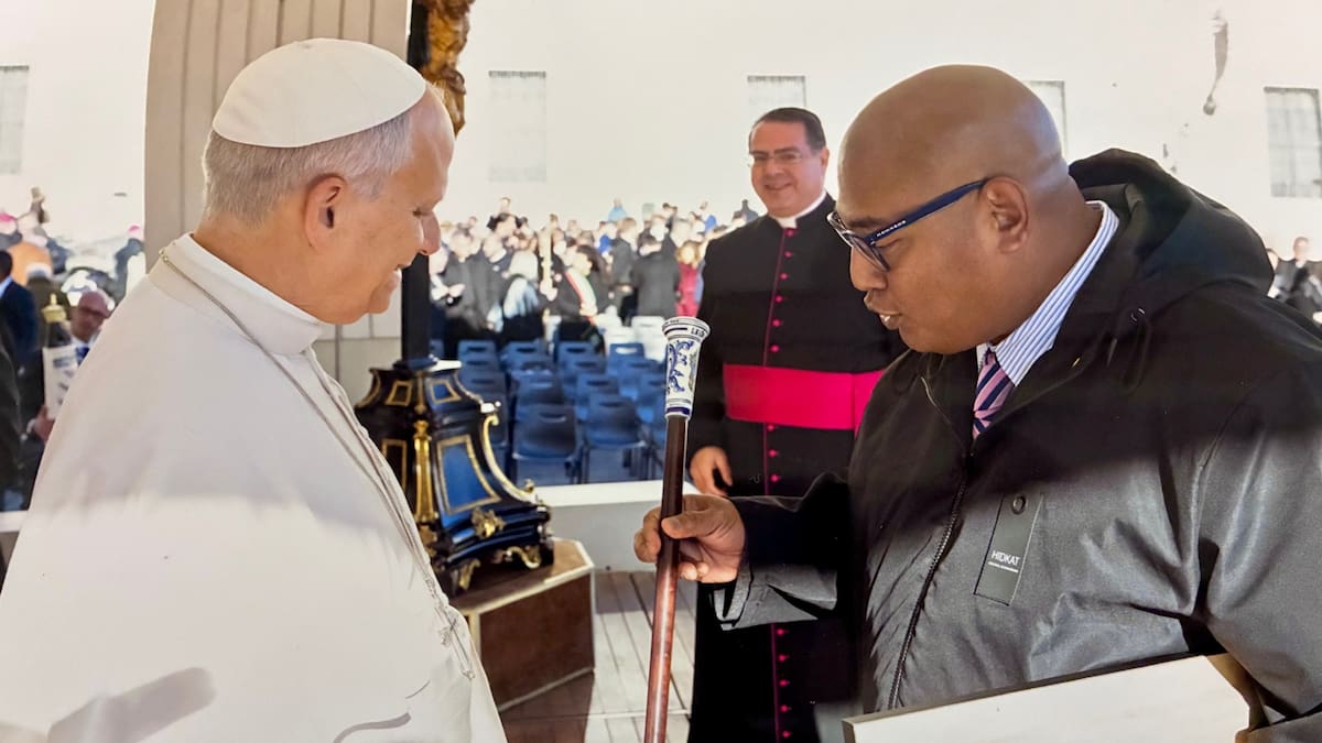 El Papa León XIV recibe un bastón de cerámica talaverana de la Asociación Católica de Propagandistas