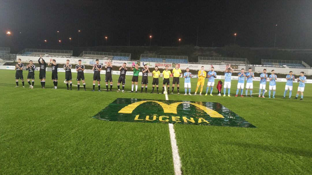 Los jugadores poco antes de comenzar el partido