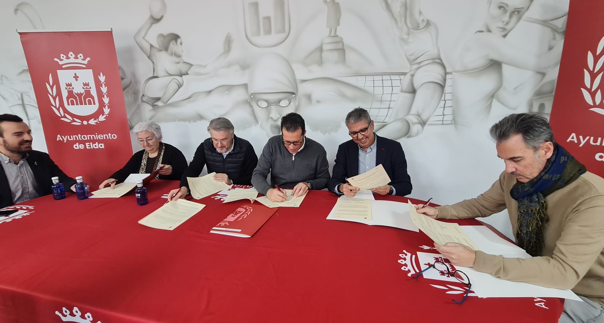 Momento de la firma del convenio del Ayuntamiento con clubes deportivos de Elda