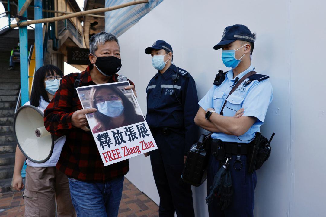 Activistas protestas por la detención de Zhang Zhan, entre otras personas que informaron del la pandemia en Wuhan