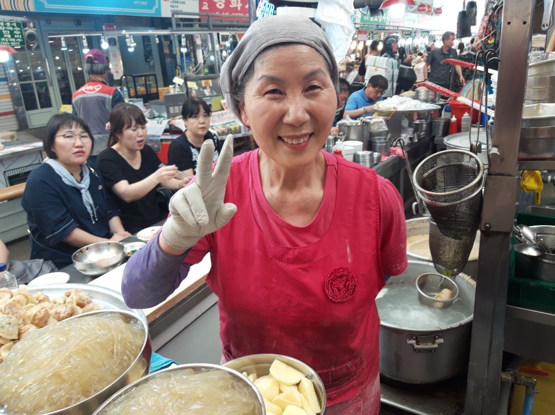 Cho Yoon-sun, en su puesto del Mercado de Gwangjang (Seúl).