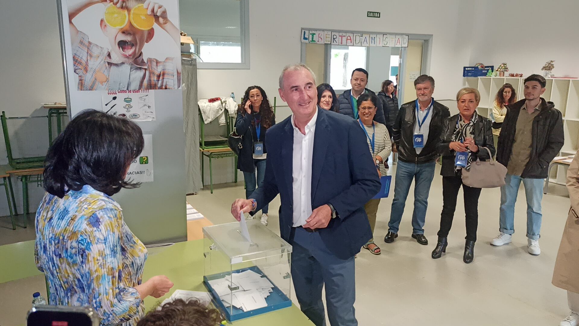 José Mazarías, candidato del PP, votando a primera hora de la mañana