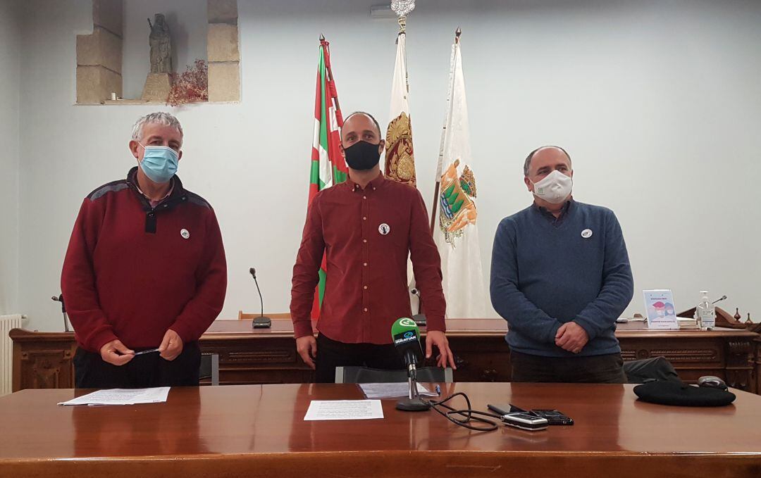 Josu Álvarez (PSE-EE), Igor Enparan (Abotsanitz) y Xabier Isadi (EH Bildu) en rueda de prensa conjunta. 