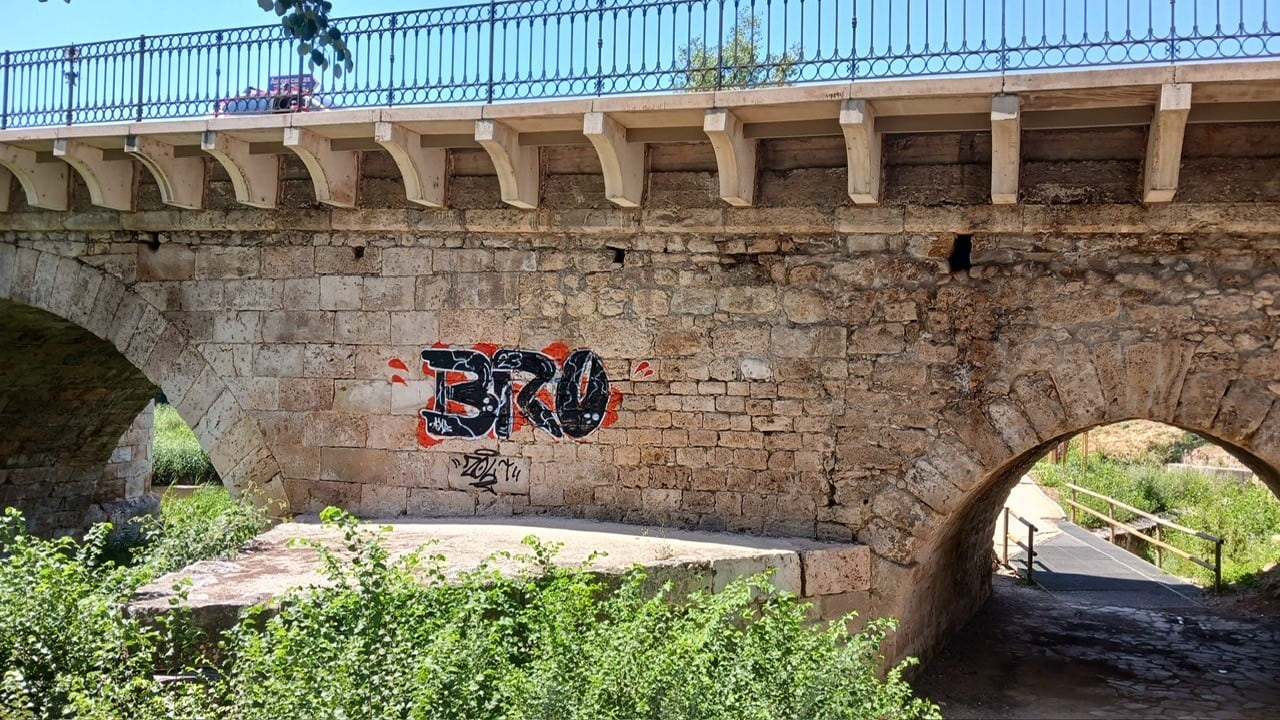 Pintada sobre el puente árabe de Guadalajara/Foto SER GU