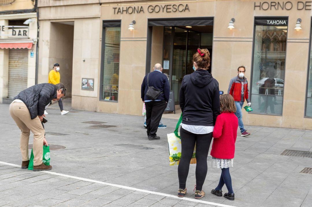 El Gobierno planea que hasta tres niños puedan salir a la calle acompañados por un adulto para correr, saltar y hacer ejercicio a un kilómetro de casa, siempre respetando el distanciamiento social aconsejado por las autoridades sanitarias.