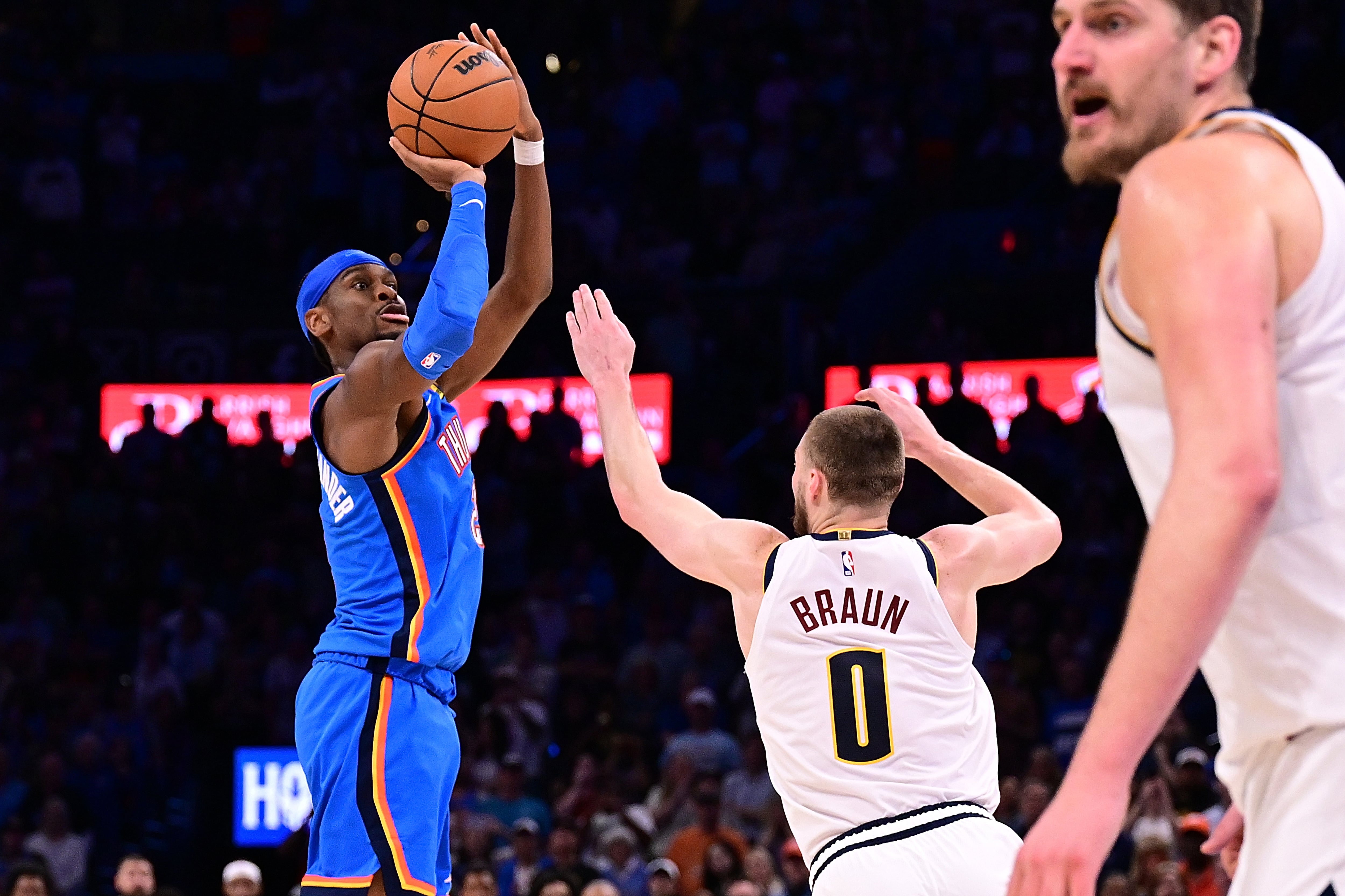 Shai Gilgeous-Alexander anota un triple ante los Nuggets de Jokic