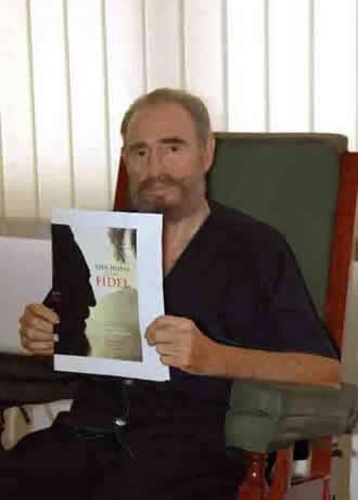 Fidel, sensiblemente delgado, posa para el diario Granma en uno de los momentos más críticos de su enfermedad, hace ahora dos años.