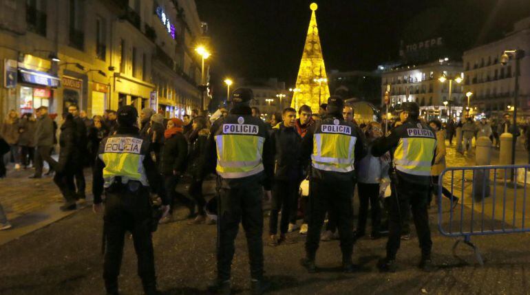 La Policía Nacional controlarán a las miles de personas que se concentrarán hoy en la Puerta del Sol. 