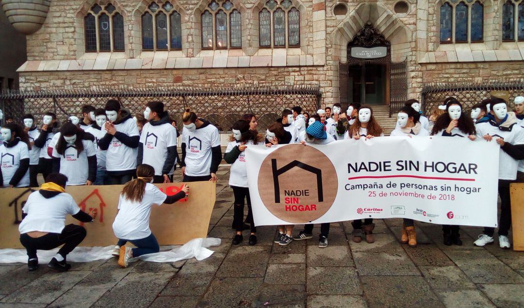 Acto de Cáritas en la Plaza de Botines como parte de su campaña de personas sin hogar