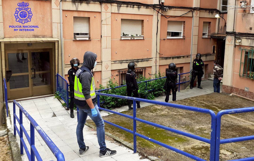 Efectivos de la Policia Nacional custodiando la vivienda en la que los detenidos guardaban la droga.