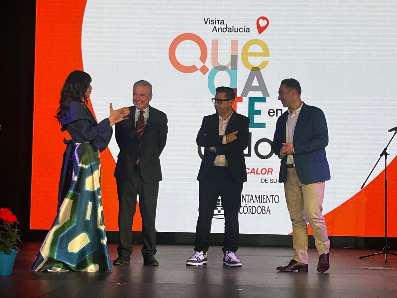 Javier Campos, Periko Ortega y Jose Roldán, junto a Minerva Piquero