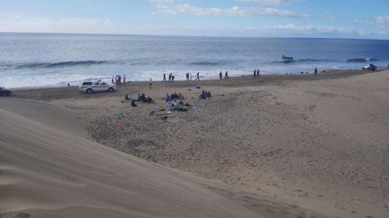 Momento de la llegada de los inmigrantes a Maspalomas