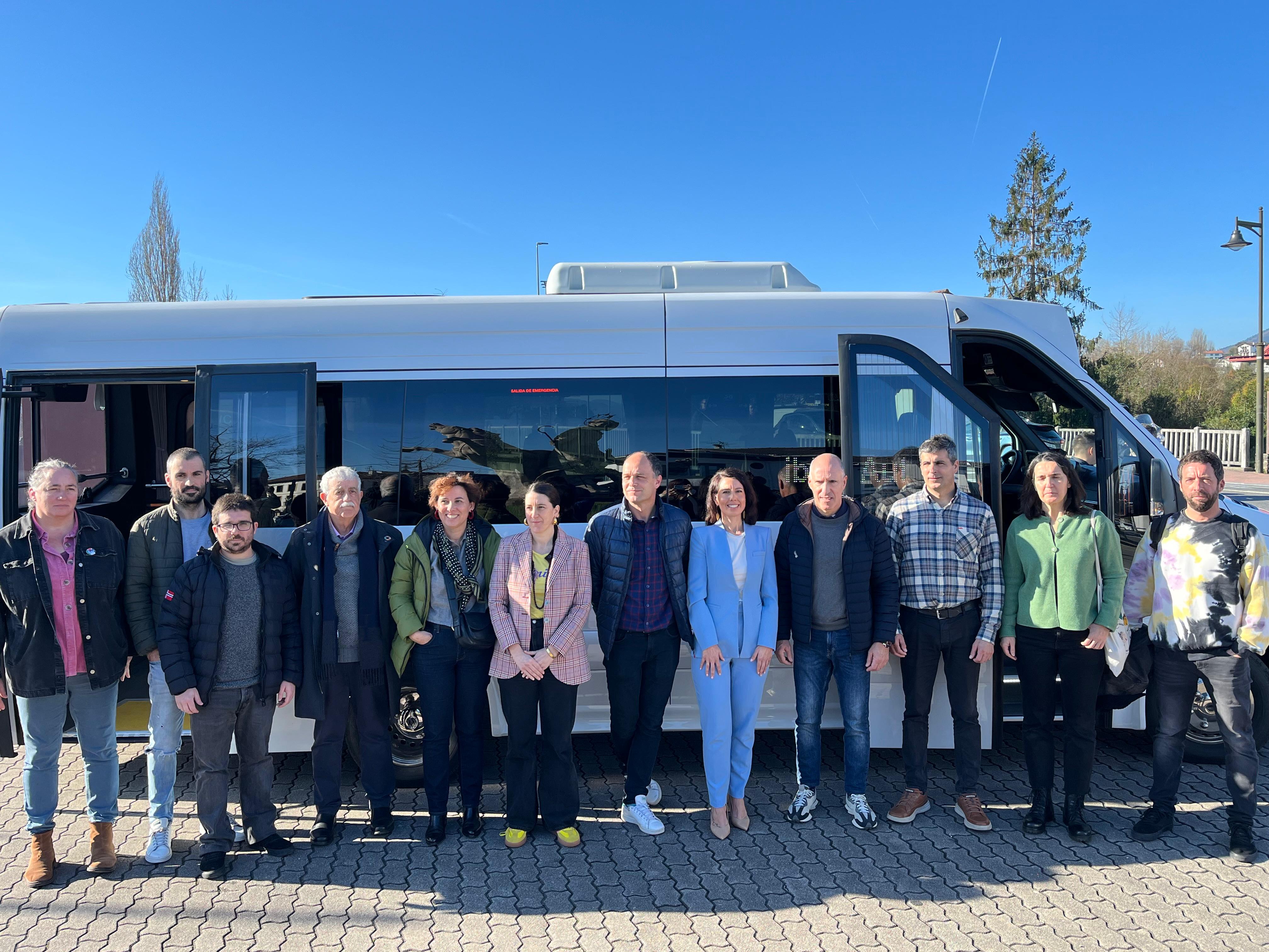 Los representantes políticos que han acudido a la presentación del bus urbano.