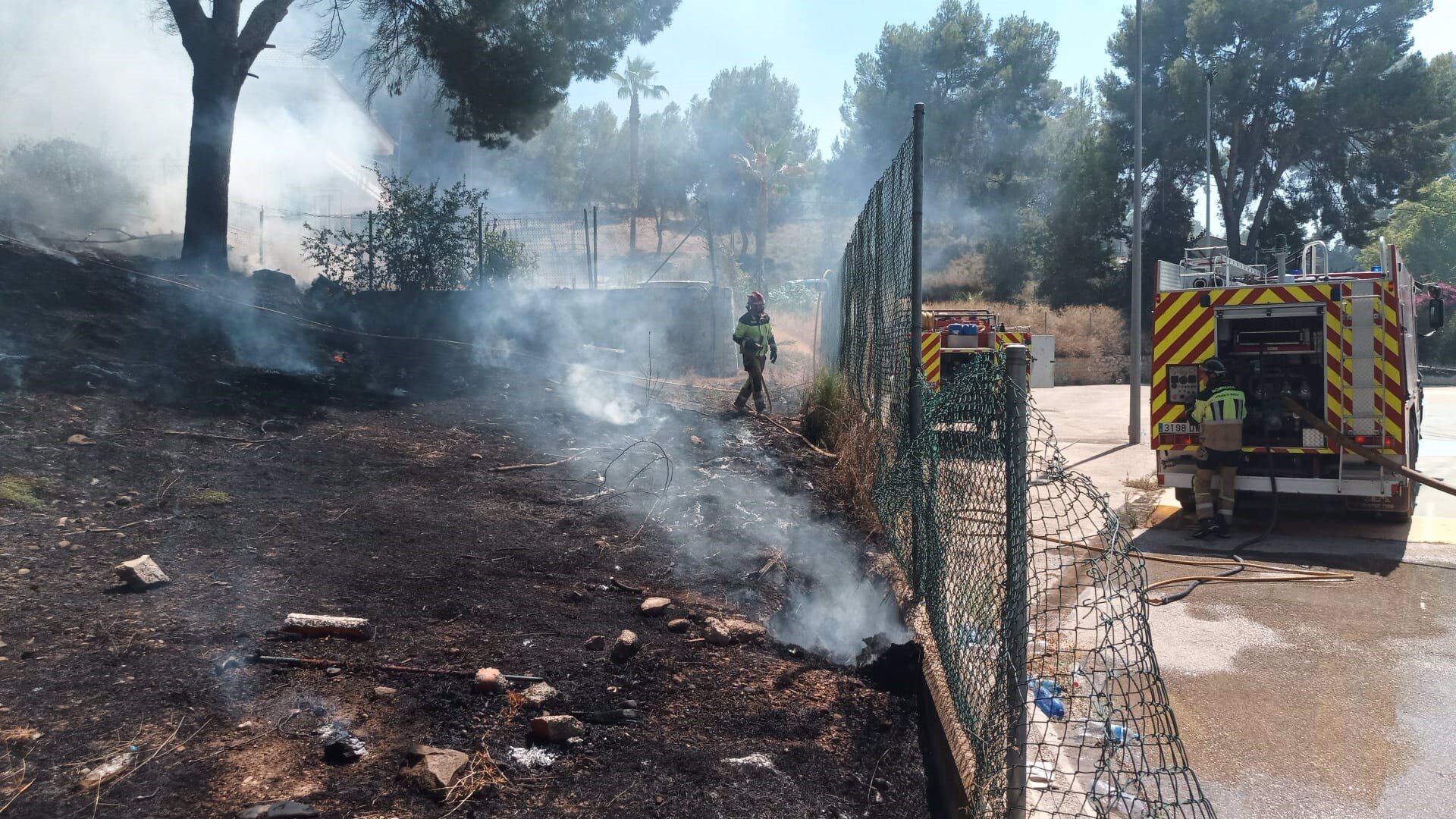 Un efectivo del CEIS trabaja en la extinción de un incendio declarado en una pinada urbana del paraje del Rincón de las Delicias, en pedanía de la Media Legua de Las Torres de Cotillas