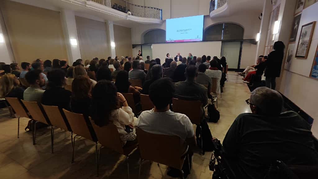 L&#039;ajuntament demana a les entitats que treballen amb gent gran i amb persones amb mobilitat reduïda que participin en l&#039;elaboració del Pla Municipal d&#039;Accessibilitat. A la imatge, reunió aquest dimecres a la Sala Alfred Perenya.