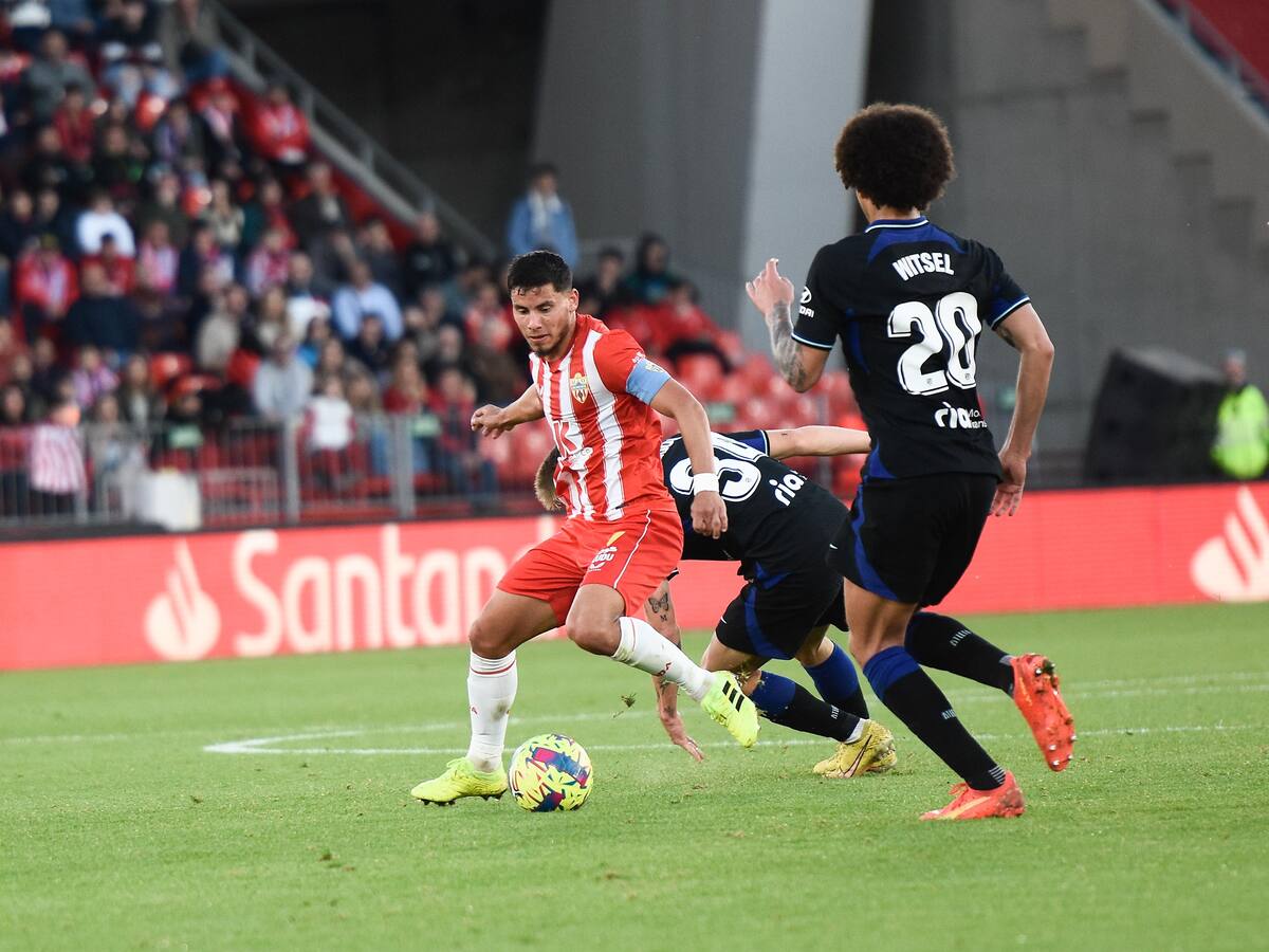 Robertone: “Es un orgullo llevar el brazalete del Almería”