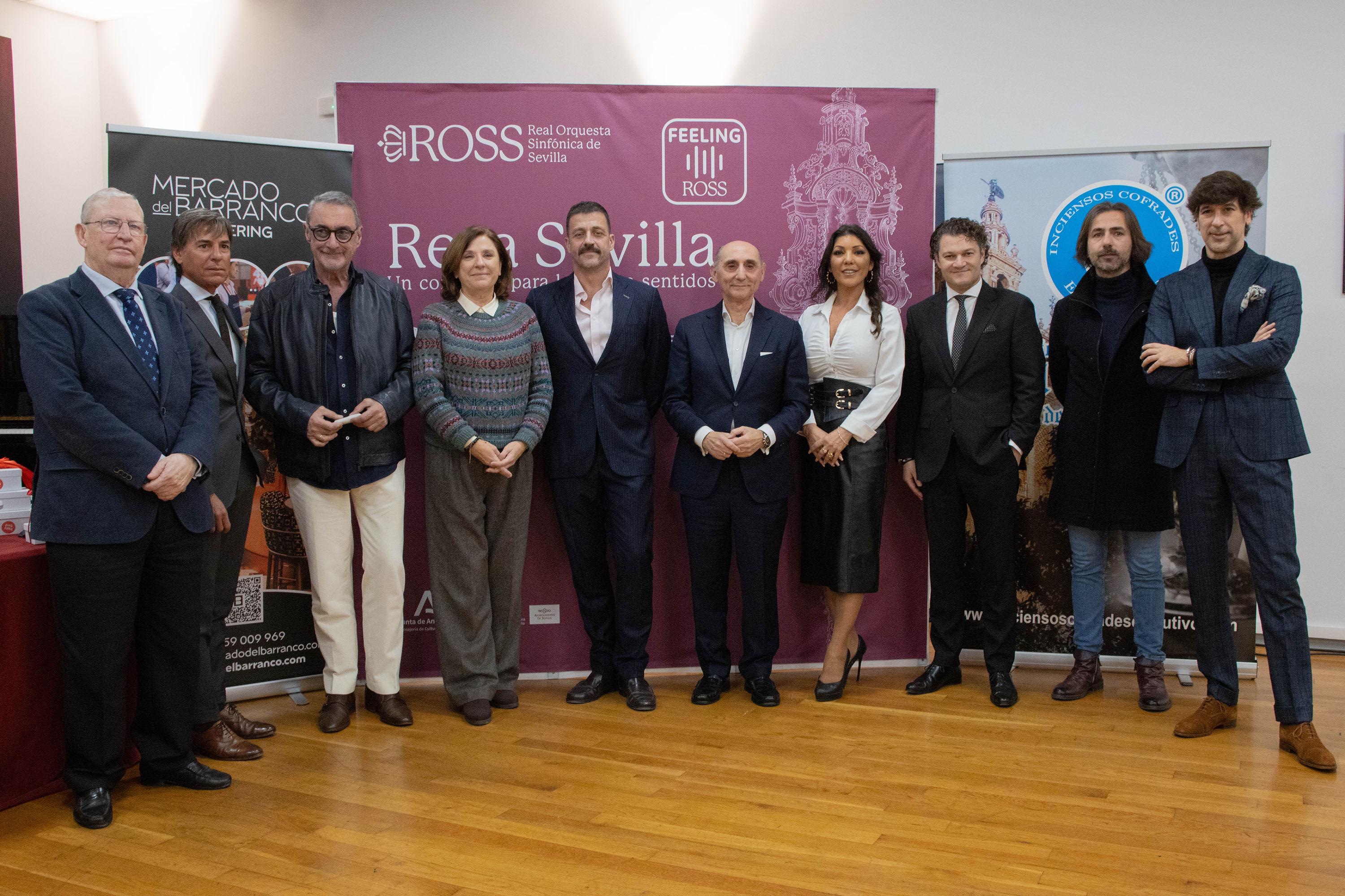 Foto de familia tras la presentación del espectáculo &#039;Reza Sevilla&#039;.