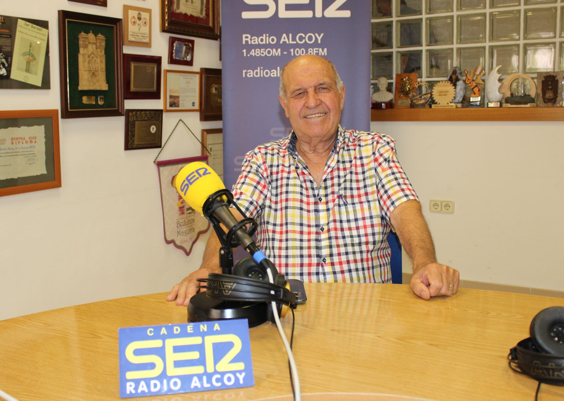 José Luis Seguí, alcalde de Almudaina, en el estudio central de Radio Alcoy