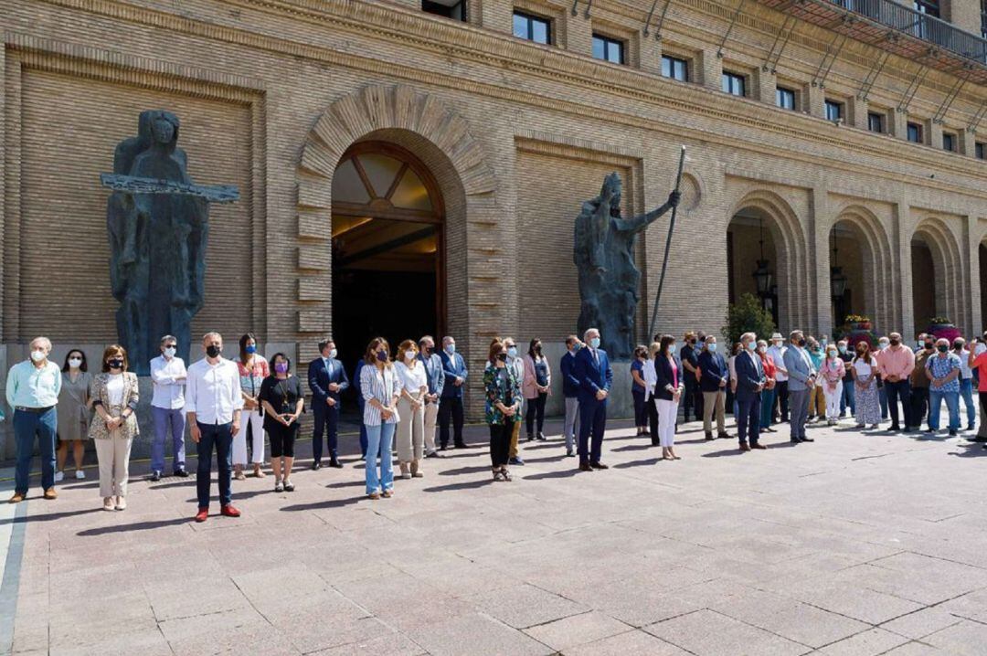 Concentración contra la violencia de género en el Ayuntamiento de Zaragoza