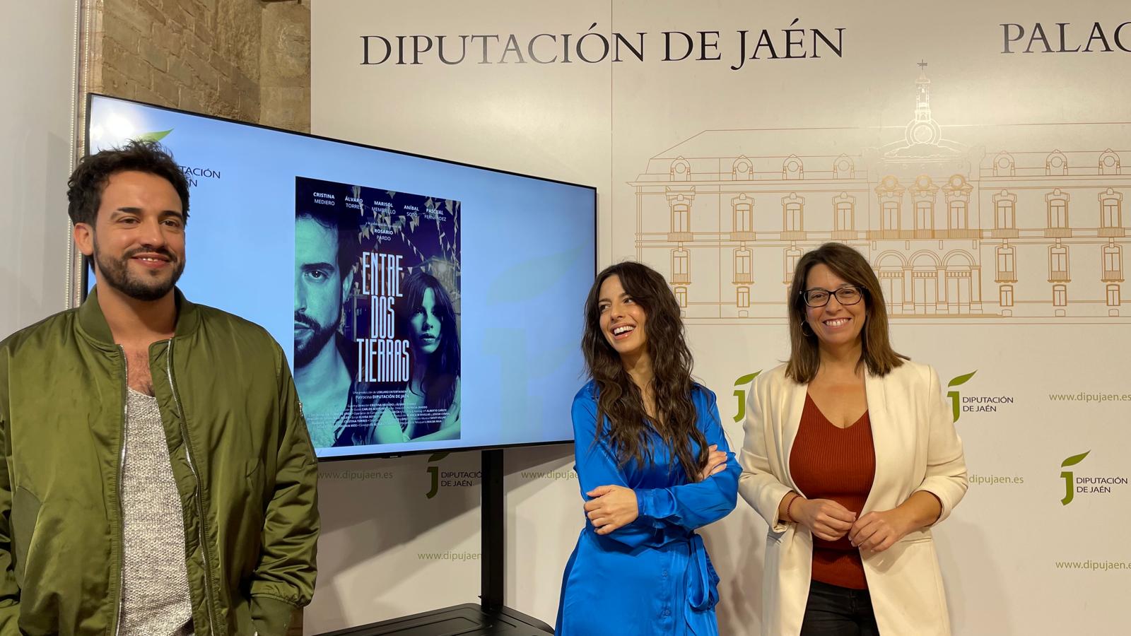 De izqda a dcha, Álvarro Torres y Cristina Mediero, codirectores de &#039;Entre dos tierras&#039; y África Colomo, diputada de Cultura y Deportes.