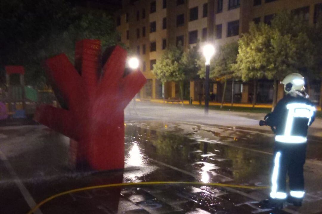 Mano roja incendiada