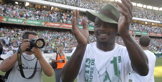 El centrocampista camerunés del Real Betis Achille Emaná celebra con la afición el ascenso a Primera al término del partido, correspondiente a la última jornada de Liga de Segunda División, que ha enfrentado al conjunto bético con el Villarreal B en el es