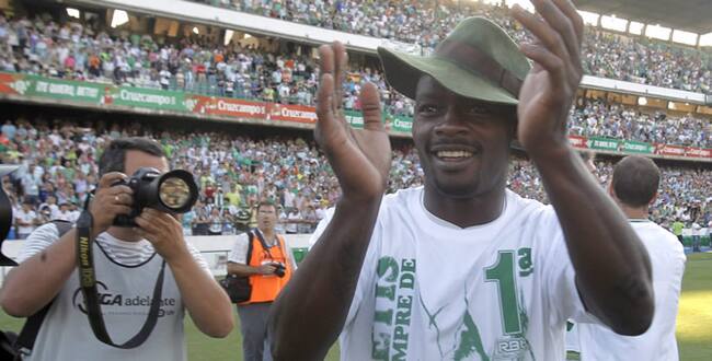 El centrocampista camerunés del Real Betis Achille Emaná celebra con la afición el ascenso a Primera al término del partido, correspondiente a la última jornada de Liga de Segunda División, que ha enfrentado al conjunto bético con el Villarreal B en el es