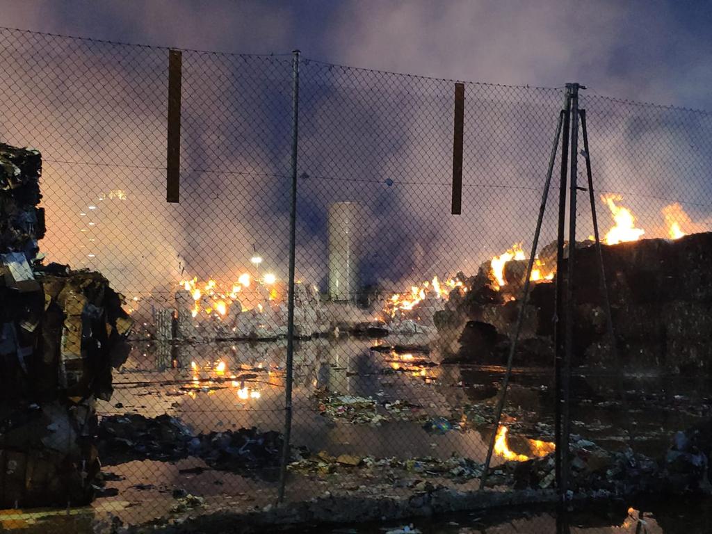 Aparatoso incendio en la papelera de Dueñas (Palencia)