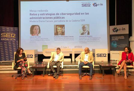 Elena Carazo, Loreto del Valle,Francisco Fernández Lineros y Antonio Gil Moyano debatiendo sobre &quot; Retos y estrategias de ciberseguridad en las administraciones públicas y las empresas&quot;