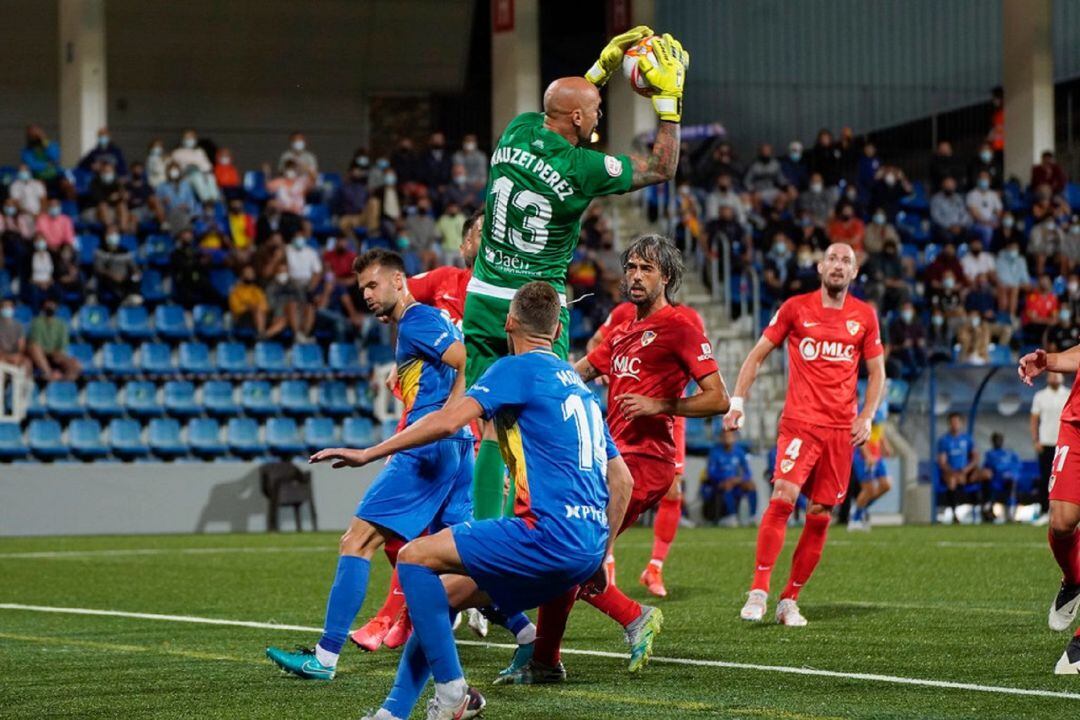 Nauzet, que estuvo seguro en el partido, controla un balón aéreo. 