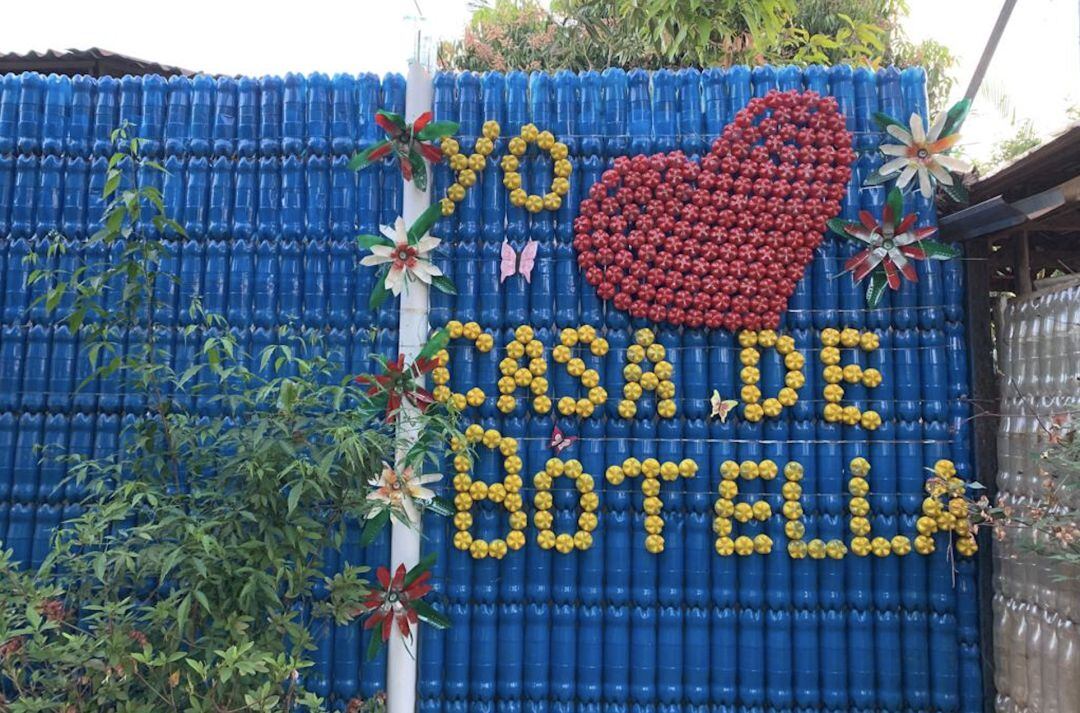 Fachada de la casa de botella en la que vive la familia de Alfredo en Iguazú, Argentina