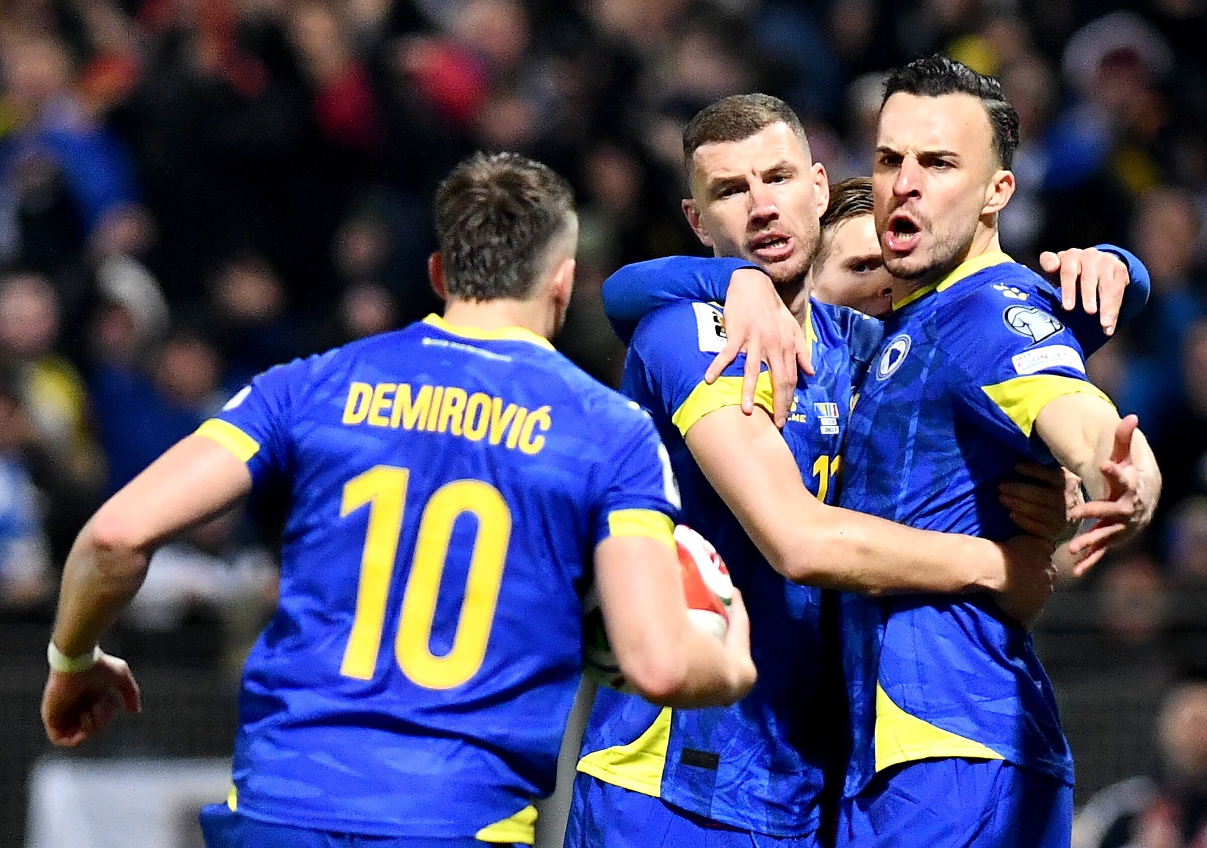 Demirovic, Dzeko y Tabakovic celebran el gol de Bosnia. EFE/EPA/NIDAL SALJIC