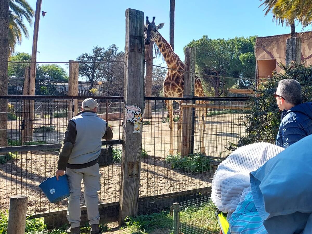 Un paciente del Hospital de Jerez hace realidad su sueño de visitar el Zoobotánico gracias a la ‘Ambulancia del Deseo’