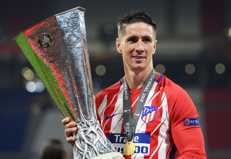 Fernando Torres, con la Europa League ganada en Lyon por el Atlético de Madrid.