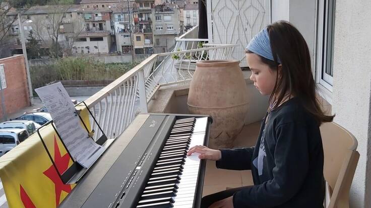 Gironella converteix els balcons en escenaris pel coronavirus