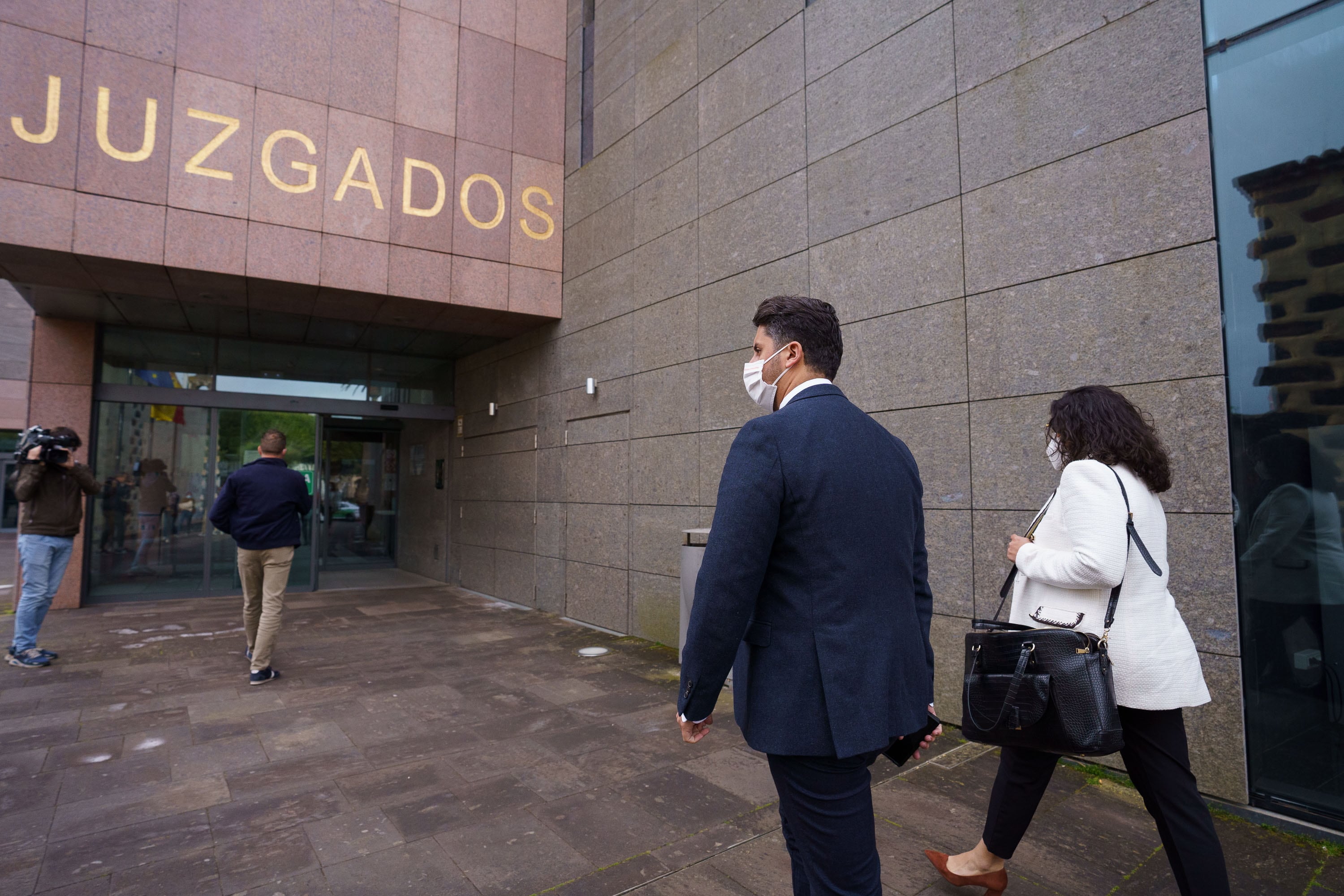 SANTA CRUZ DE TENERIFE, 11/04/2022.- El alcalde de La Laguna (Tenerife), Luis Yeray Gutiérrez (2d), a la entrada de los juzgados para declarar ante la jueza que instruye el llamado caso &quot;Laycas&quot; . EFE/Ramón de la Rocha