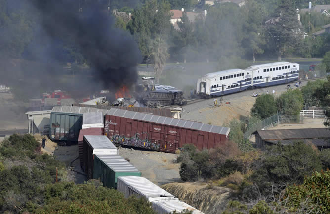 Como consecuencia del accidente, seis vagones descarrilaron y otros tantos quedaron abollados